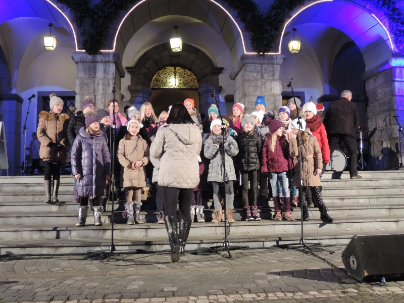 Otroški pevski zbor Osnovne šole Vič nastopil pred ljubljansko Mestno hišo