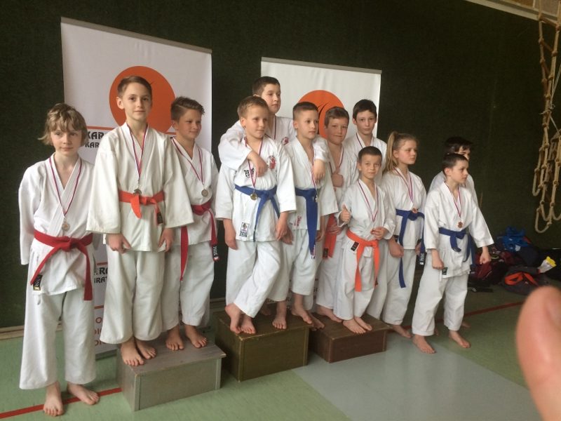 V Škofji Loki potekal tretji krog osnovnošolske karate lige