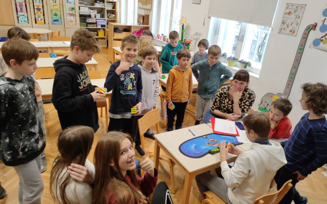 TEKMOVANJE V HITROSTNEM SESTAVLJANJU RUBIKOVE KOCKE IN POMNJENJU ŠTEVILA PI