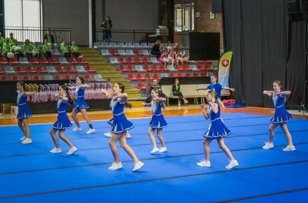 CHEERLEEADING